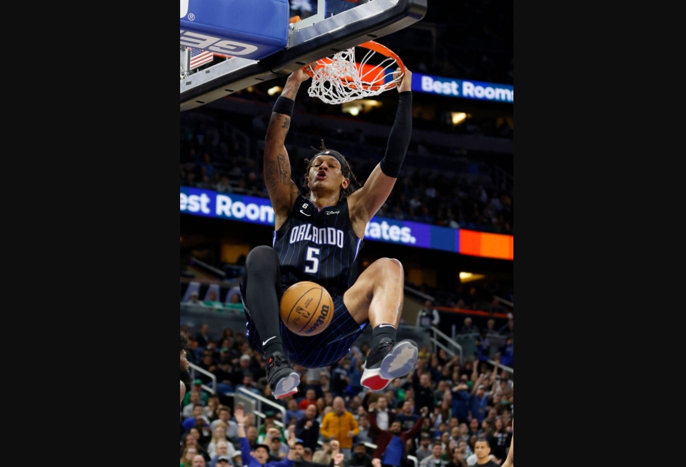 Pebasket Orlando Magic Paolo Banchero melakukan slam dunk dalam laga NBA melawan Boston Celtics.