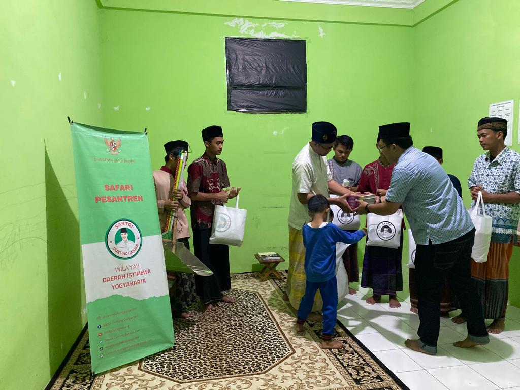 SDG DIY menyerahkan bantuan ke Pondok Pesantren Al-Kautsar, Jl. Rajawali, Jaran, Tridadi, Kec. Sleman, Kabupaten Sleman, Selasa (17/1).