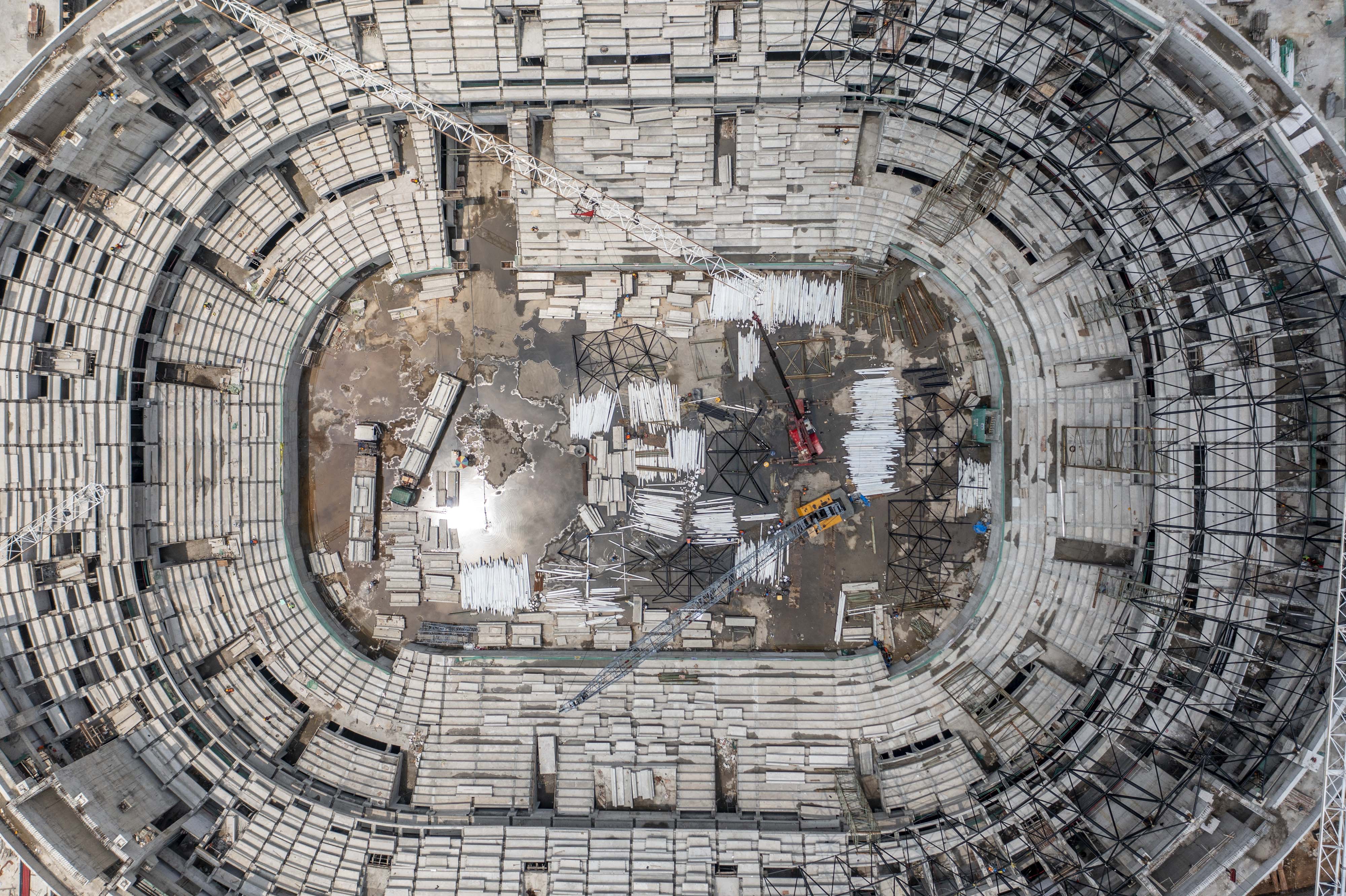 Foto udara proyek pembangunan Indoor Multifunction Stadium di Kompleks GBK, Senayan, Jakarta.