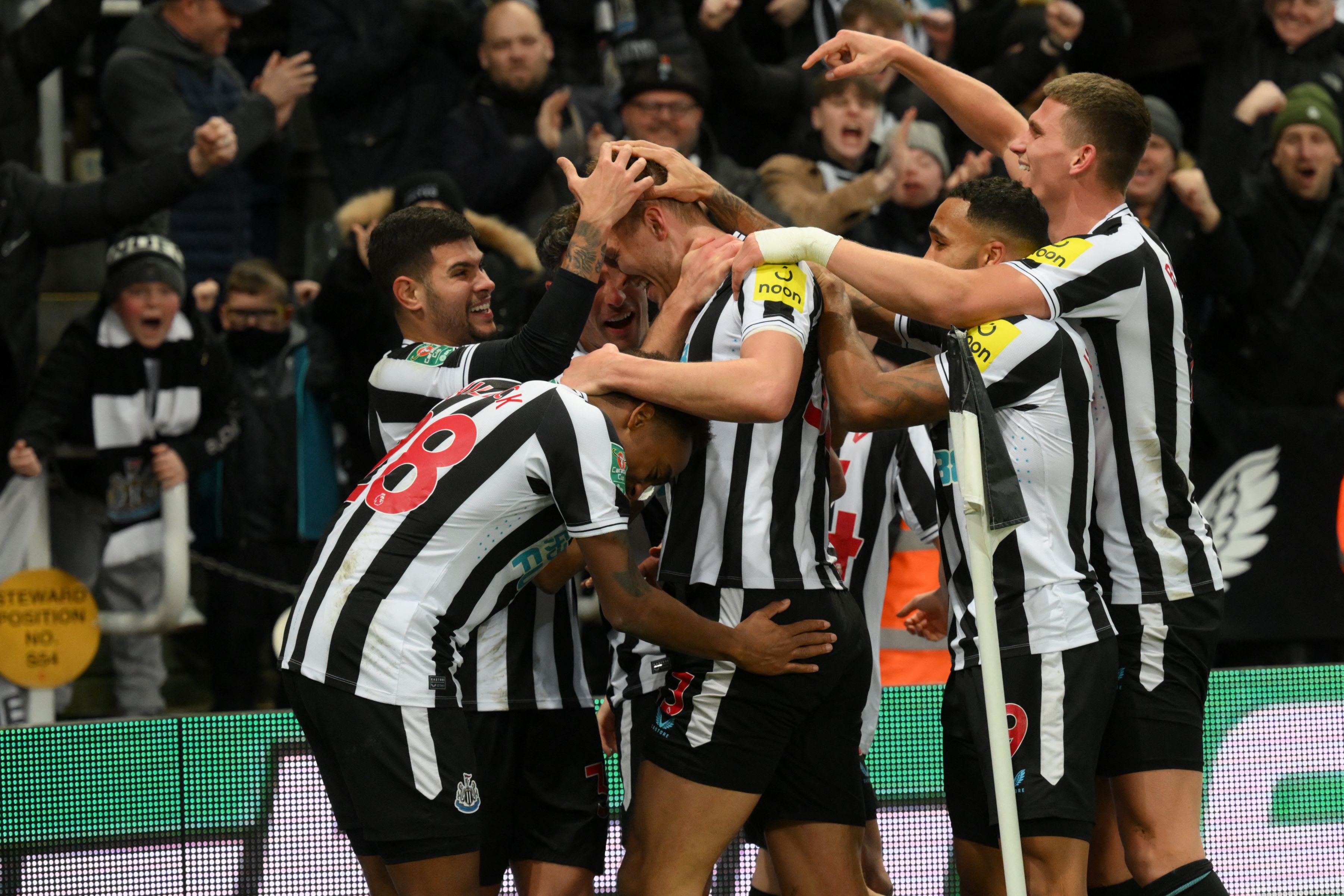 Para pemain Newcastle United melakukan selebrasi usai mencetak gol ke gawang Leicester City di laga Piala Liga.