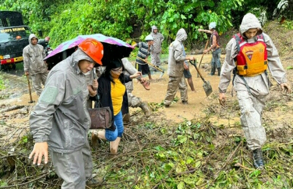 Sejumlah anggota Brimob Polda Sulawesi Utara mengevakuasi korban banjir