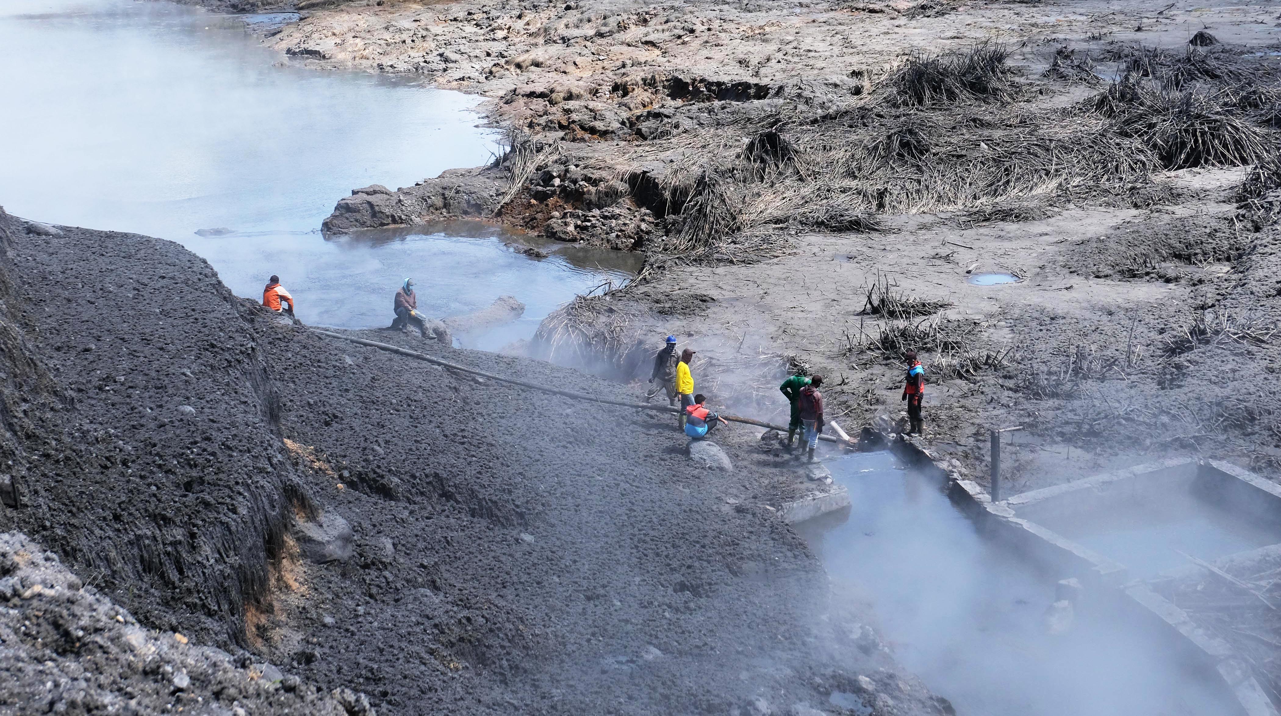 Kawah Sileri di kawasan dataran tinggi Dieng, Desa Kepakisan, Batur, Banjarnegara, Jawa Tengah.