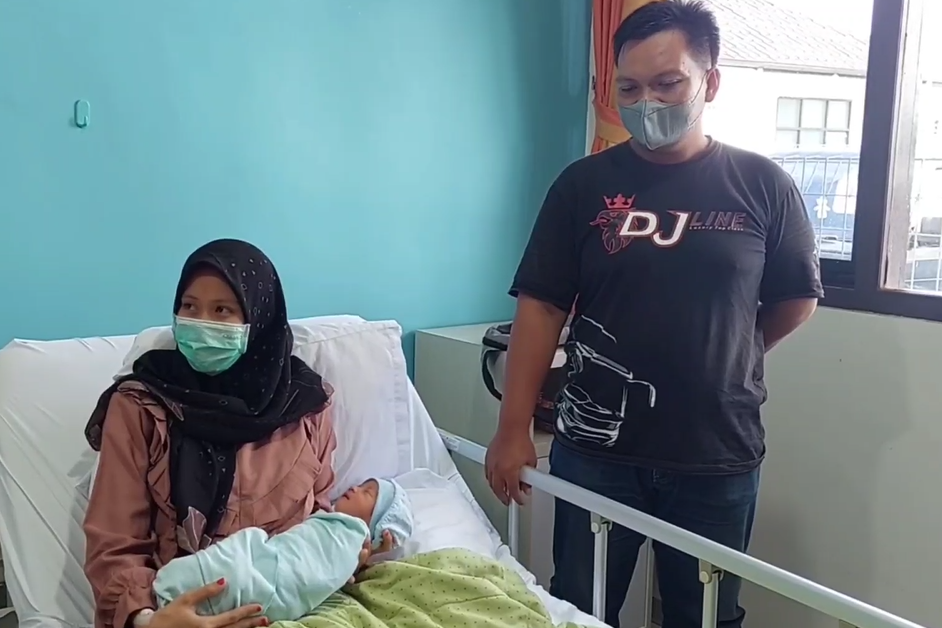 Suci Handriyani bersama suaminya Budi Aminoto dan bayi mereka.