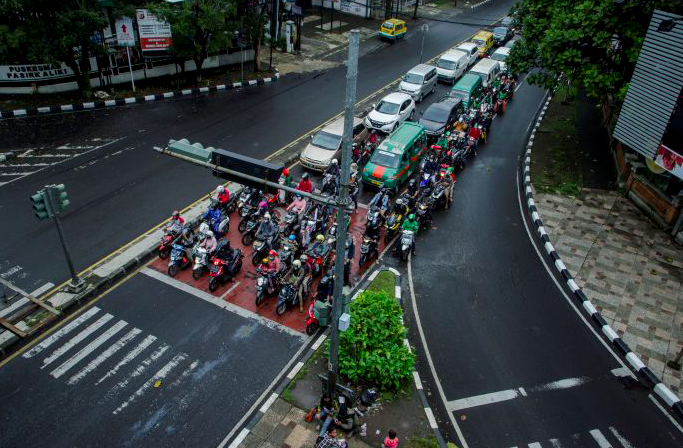 Pengendara berhenti mengikuti isyarat lampu lalu lintas di lokasi penerapan tilang elektronik Persimpangan Pasteur-Sukajadi, Bandung.