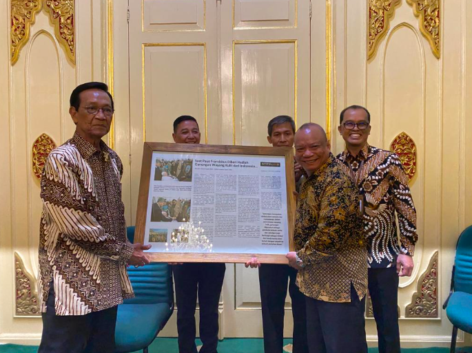 Sultan menerima kliping berita & foto kunjungan delegasi PWKI ke Vatikan di Kepatihan, Yogyakarta, Selasa (31/1/2023)