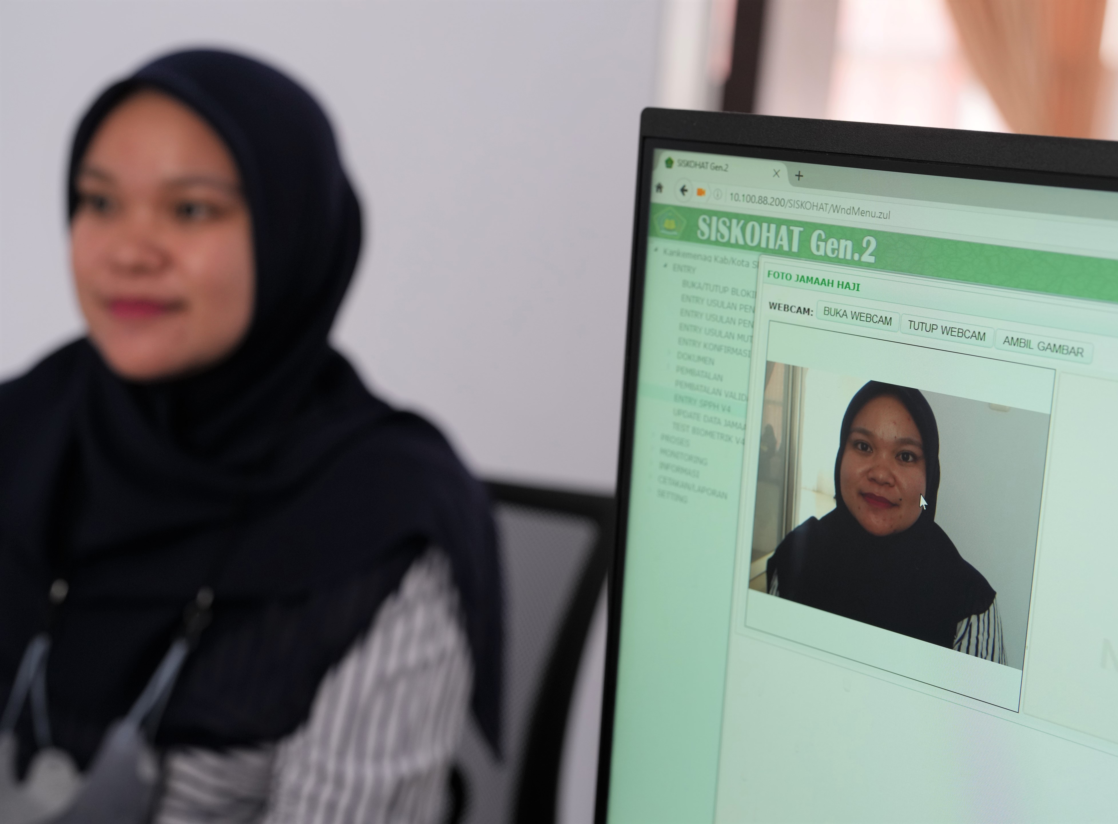 Warga melakukan pendaftaran haji di Kantor Kementerian Agama Kendari, Kendari, Sulawesi Tenggara, Rabu (11/1/2023).