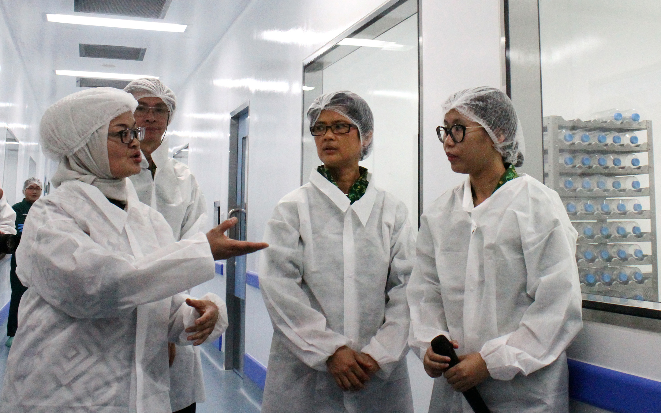  Kepala BPOM Penny K.Lukito (kiri)saat meninjau ruang produksi pabrik obat biosimilar PT Kalbio Global Medika, di kawasan Delta Silikon, Cik