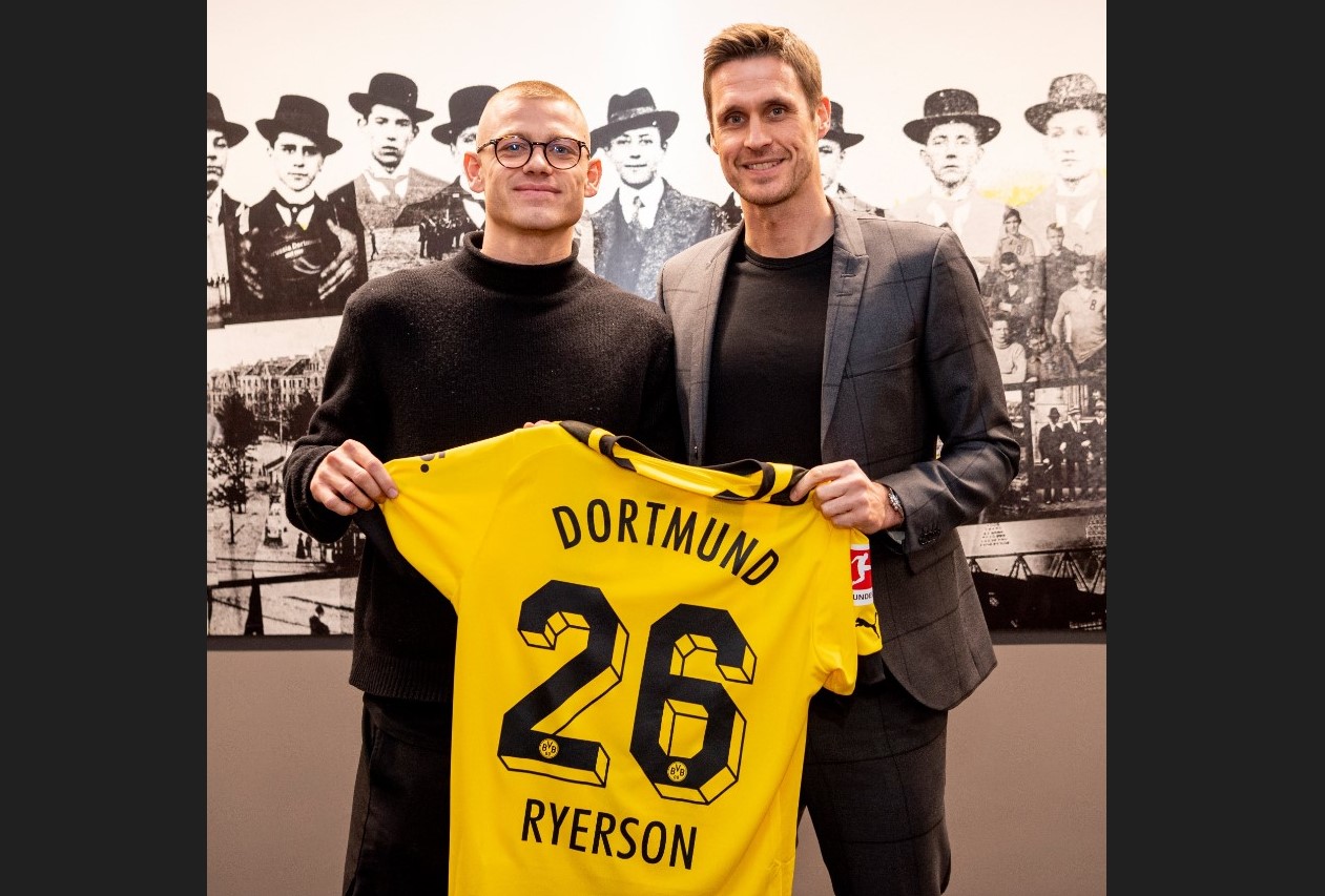 Julian Ryerson (kiri) saat diperkenalkan sebagai pemain Borussia Dortmund