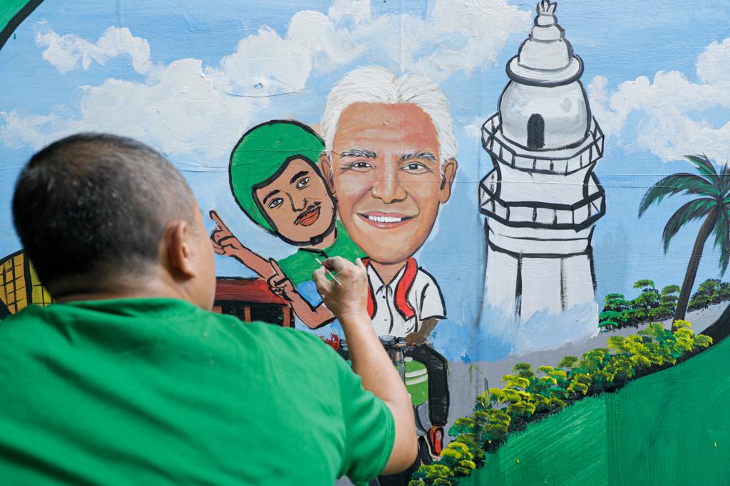 Komunitas Ojek onlen (Kajol) Indonesia menggelar lomba mural dan service ganti oli gratis bagi pengemudi ojol di Serang, Banten, Minggu (29/