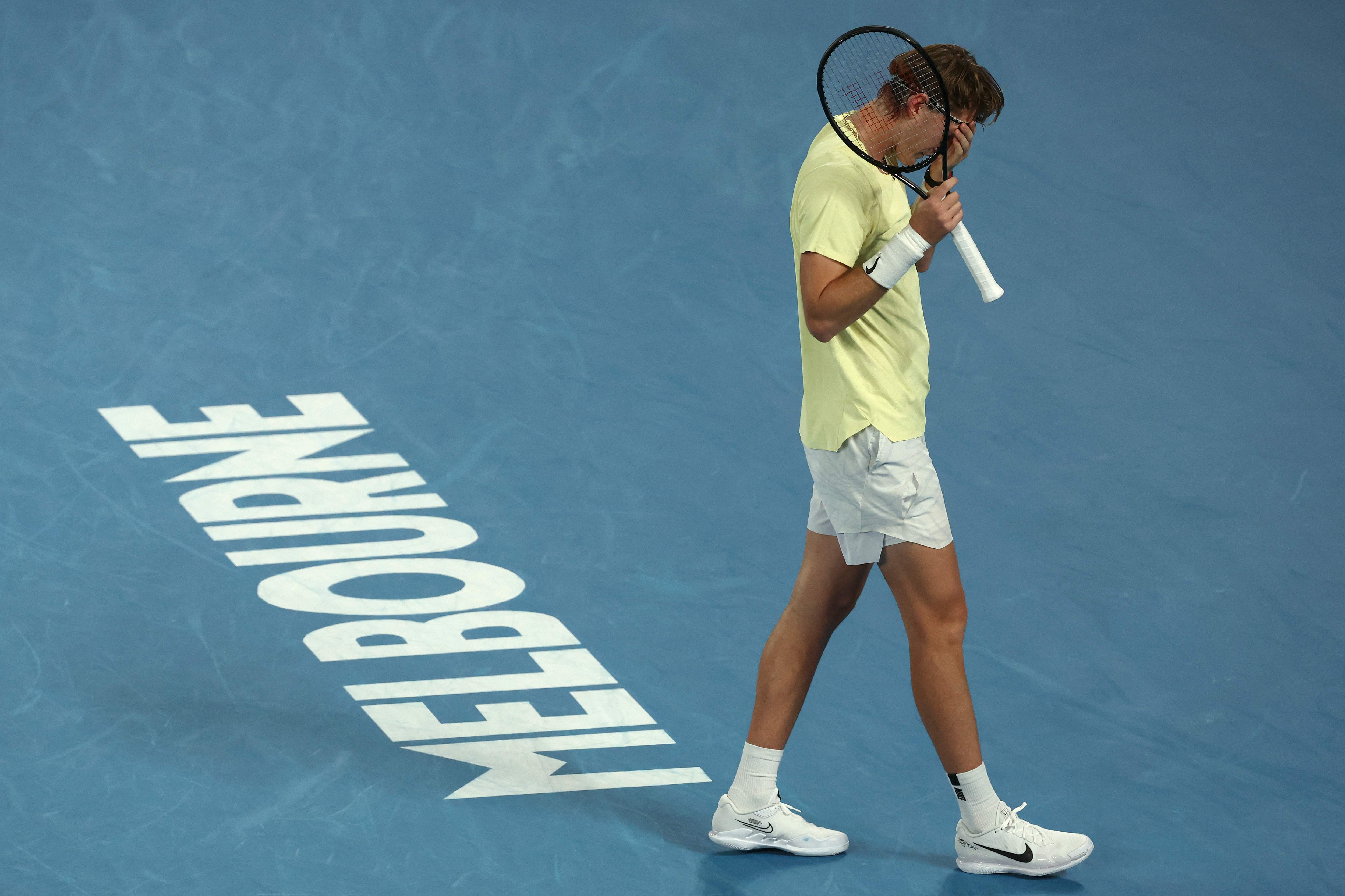 Petenis AS Sebastian Korda mengalami cedera pergelangan tangan saat bertanding pada perempat final Australia Terbuka, Selasa (24/1).