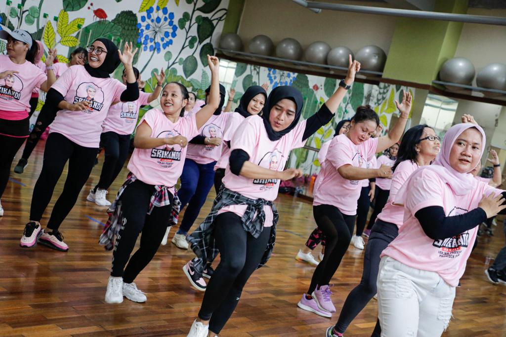 Relawan Srikandi Ganjar menggalakkan hidup sehat bagi kaum perempuan di Kota Depok, Provinsi Jawa Barat dengan senam massal.