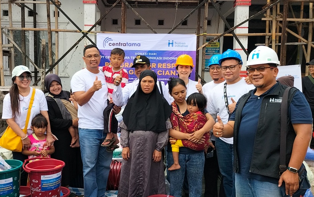 Korban gempa Cianjur, Jawa Barat mendapat bantuan.