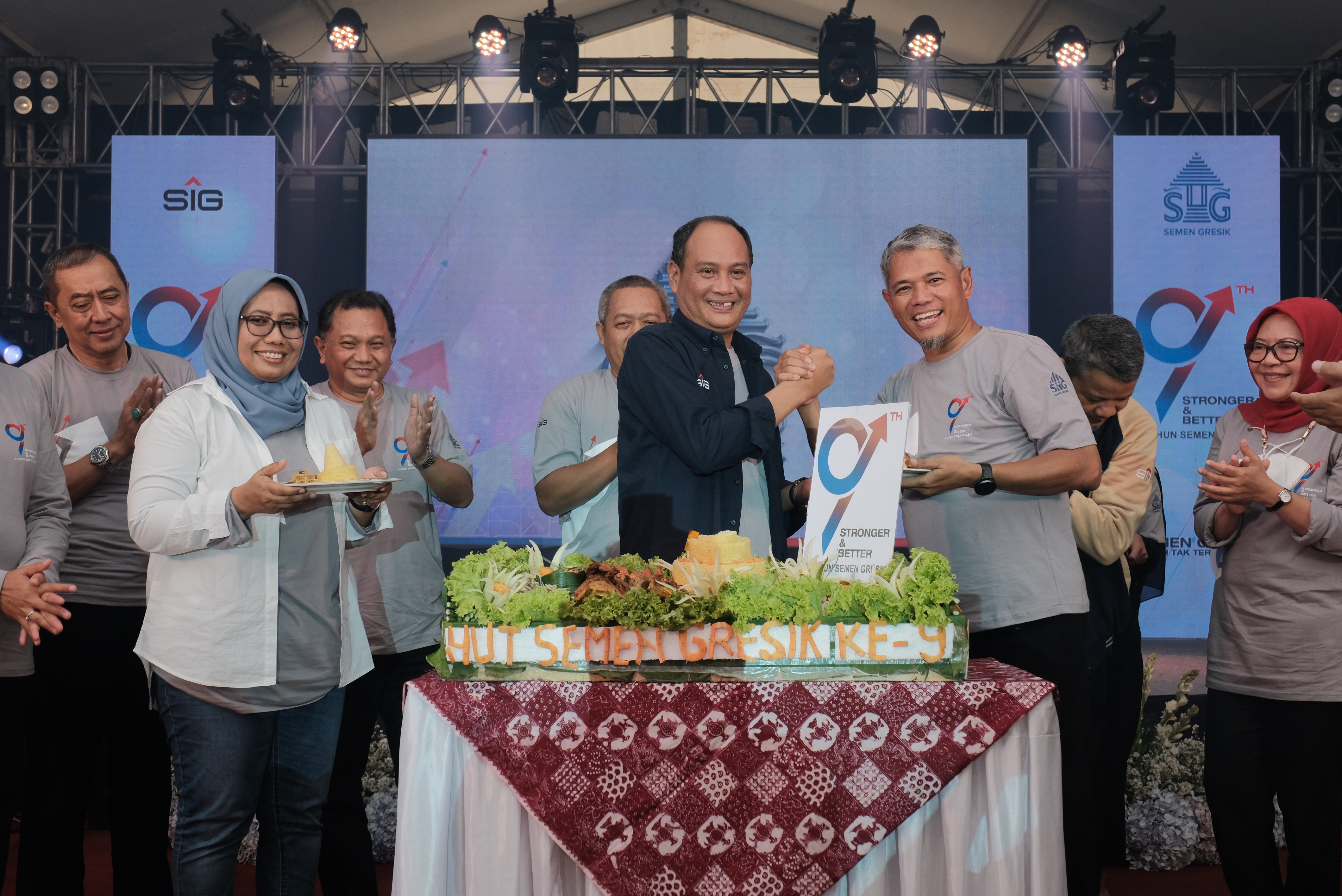PT. SEMEN Gresik (PTSG) menggelar perayaan peringatan berdirinya perusahaan yang ke-9,di area depan Masjid Al Hikam PTSG, Pabrik Rembang, Ra