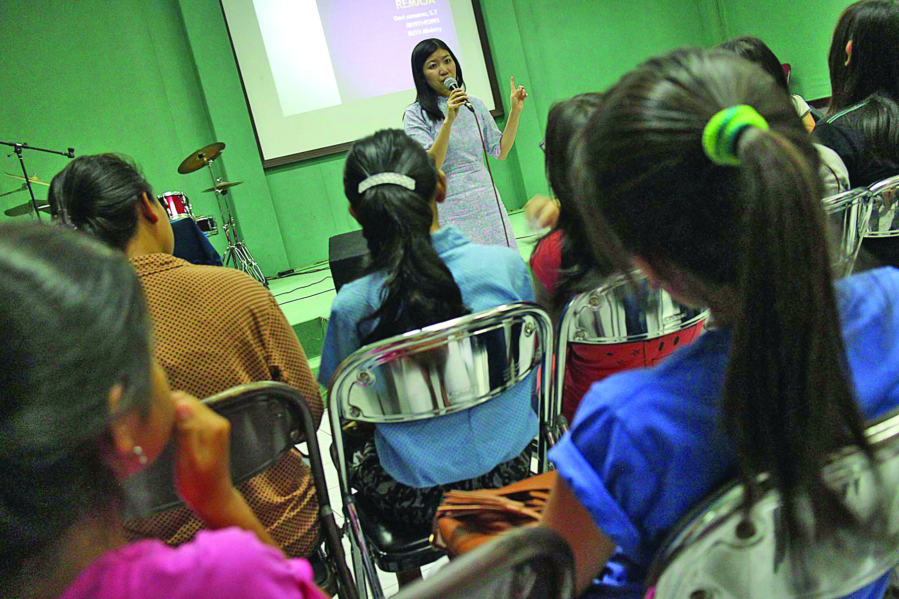 PENDIDIKAN SEKS: Seorang aktivis memberikan pendidikan seks kepada remaja putri agar tidak terdampak pergaulan besas