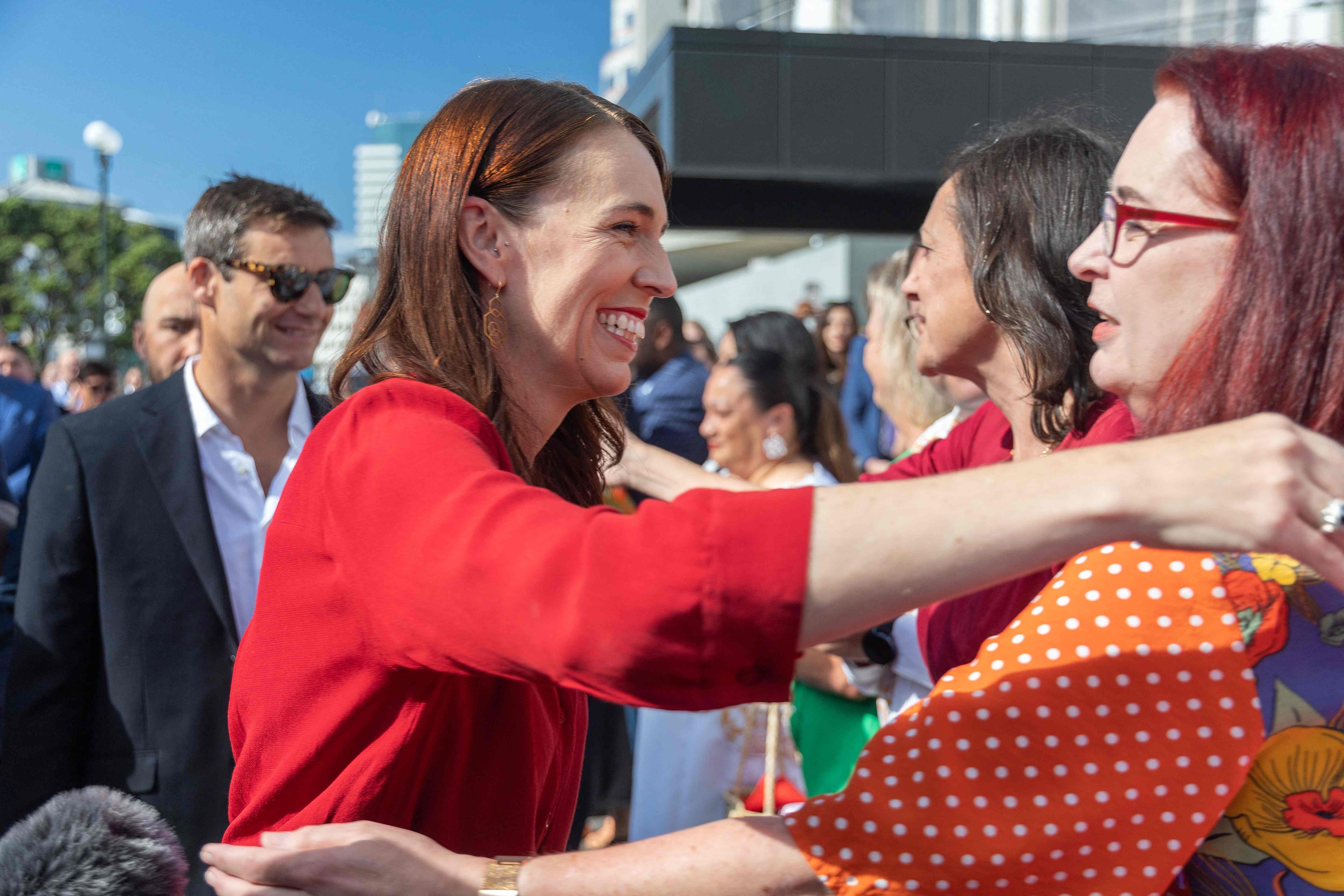 Perdana Menteri Jacinda Ardern menyapa rekan kerja dan warga Selandia Baru saat meninggalkan gedung parlemen. 