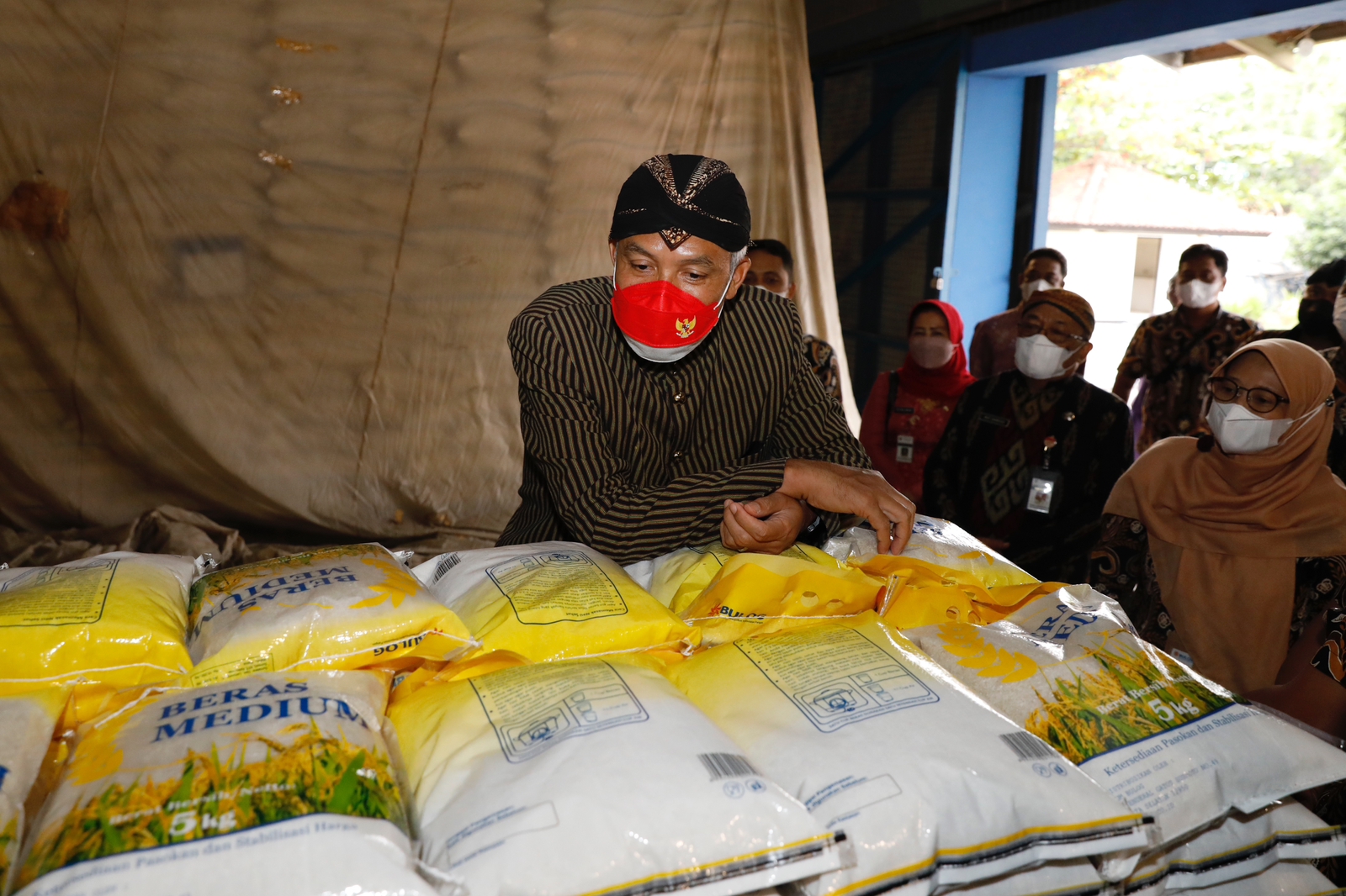 Gubernur Jateng Ganjar Pranowomemastikan stok ketersediaan beras di wilayahnya aman untuk masyarakat saat potensi bencana meningkat.