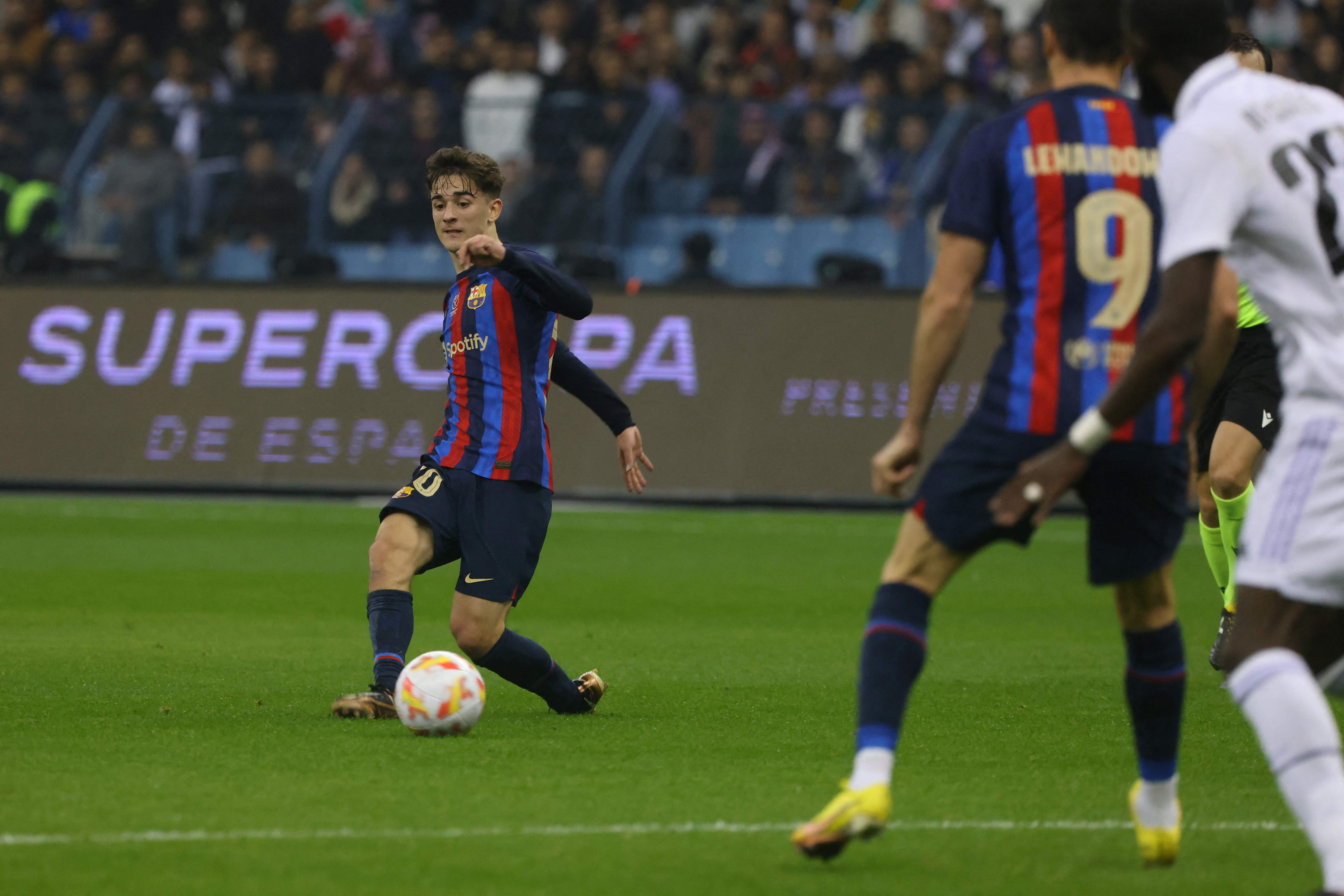 Pemain Barcelona Gavi (kiri)