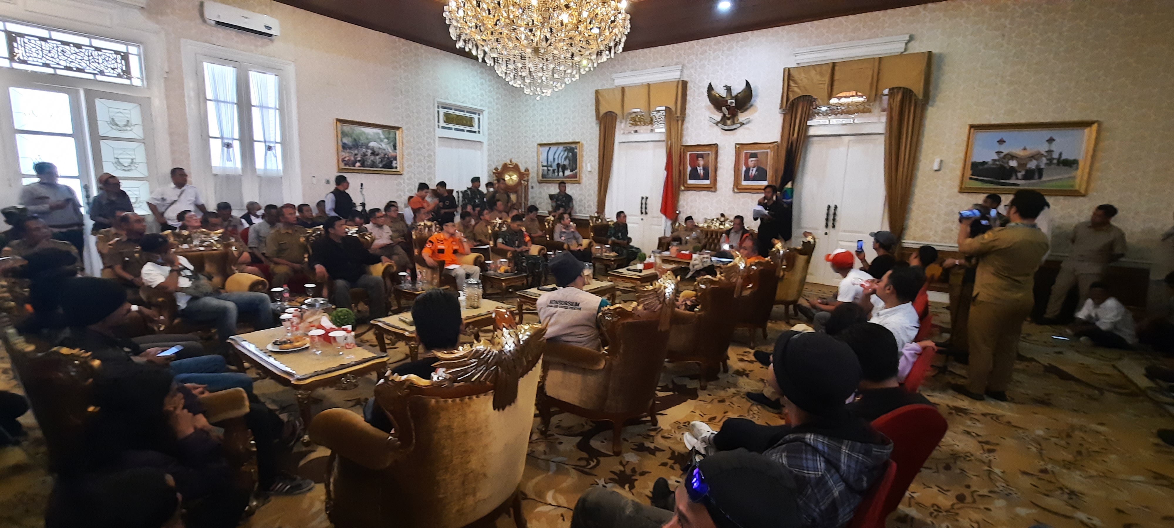 Massa Aliansi Masyarakat Cianjur Menggugat beraudiensi dengan Bupati Cianjur Herman Suherman di Ruang Garuda Pendopo, Senin (30/1).