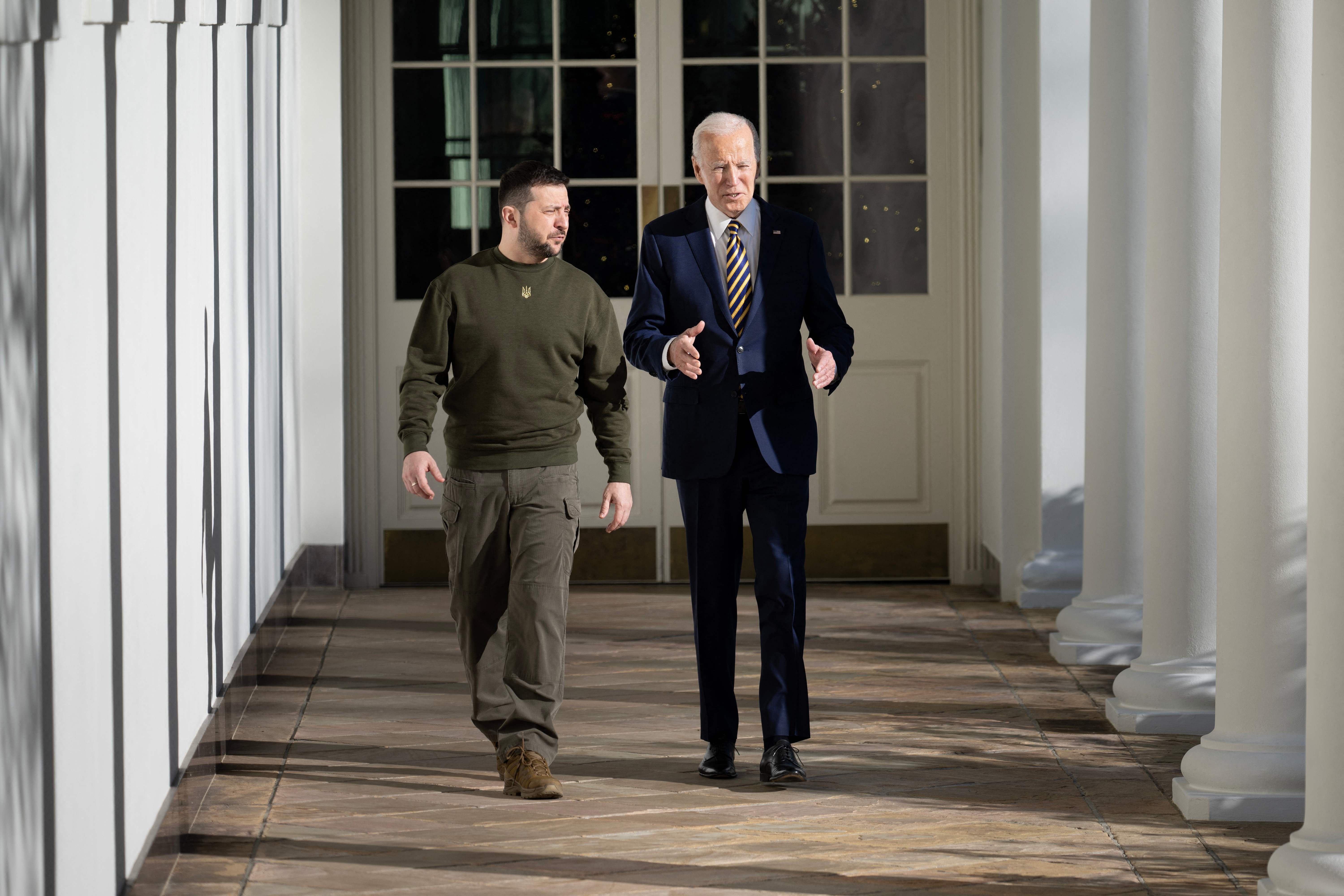 Presiden AS Joe Biden saat bertemu dengan Presiden Ukraina Volodymyr Zelensky.