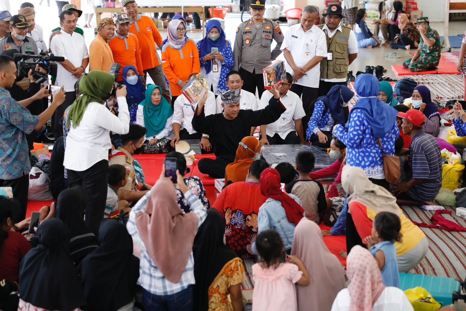 Gubernur Jawa Tengah Ganjar Pranowo di tempat pengungsian korban banjir di Kudus, Jateng.