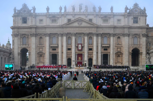 Ribuan orang berduyun-duyun mendatangi Lapangan Santo Petrus di Vatikan untuk menghadiri pemakaman Paus Emeritus Benediktus XVI.