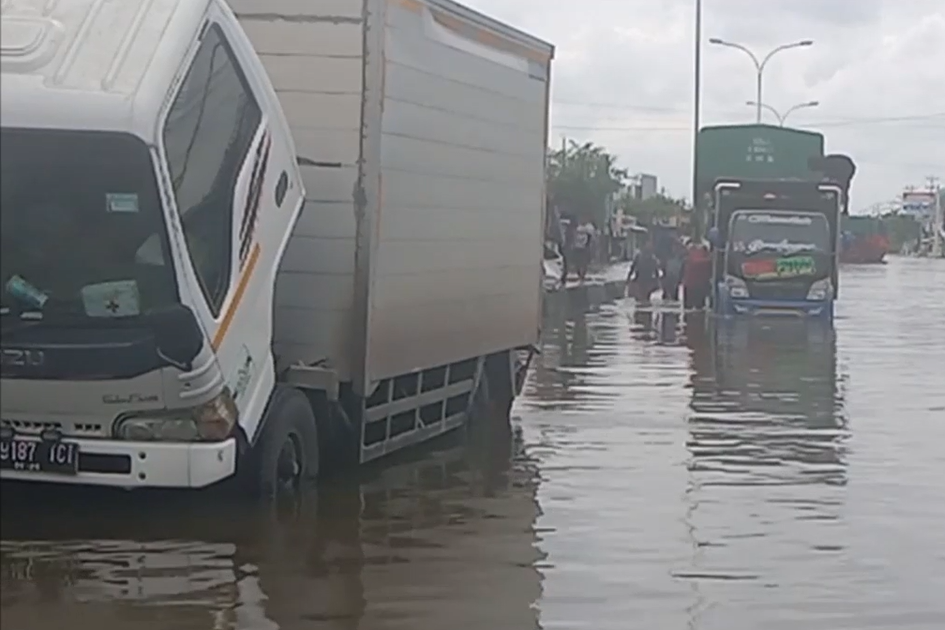Masih Terendam Banjir Setinggi Satu Meter, Pantura Semarang Lumpuh