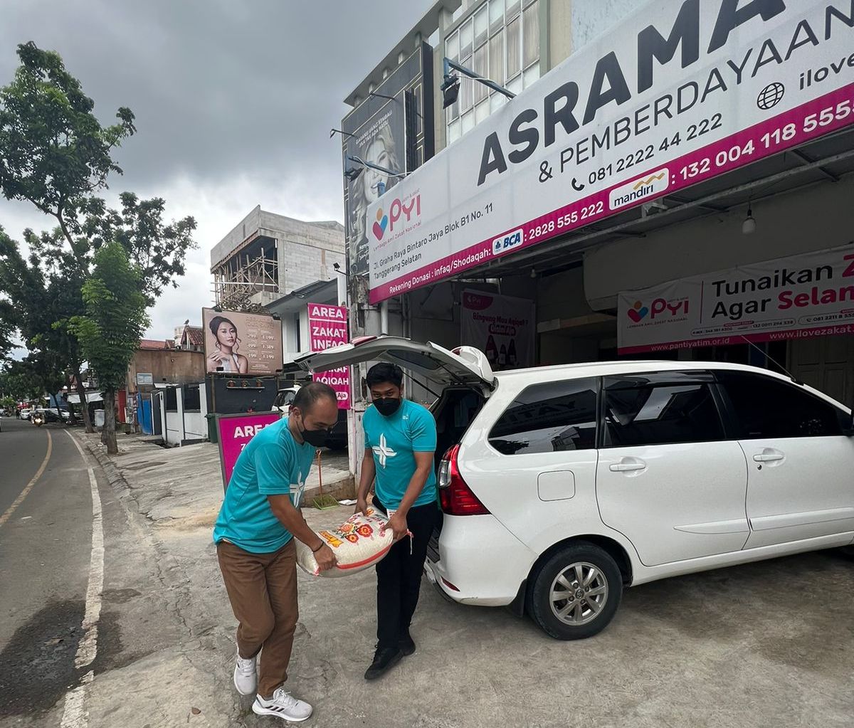 Bank Lestari Jakarta (BPR) memberikan bantuan beras kepada anak-anak panti asuhan yang ada di wilayah Jakarta.
