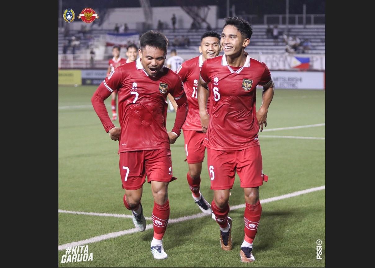Pemain timnas Indonesia Marselino Ferdinan (kanan) melakukan selebrasi usai mencetak gol ke gawang Filipina di laga Piala AFF.