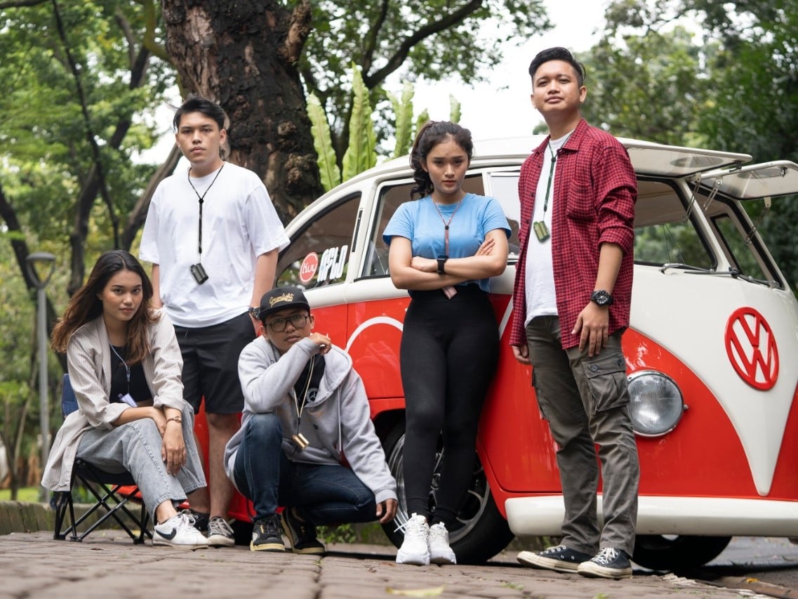 Kuy berasal dari bahasa gaul anak muda dan tongkrongan yang berarti yuk. Gox atau gokil digunakan untuk mengungkapkan sesuatu yang keren.