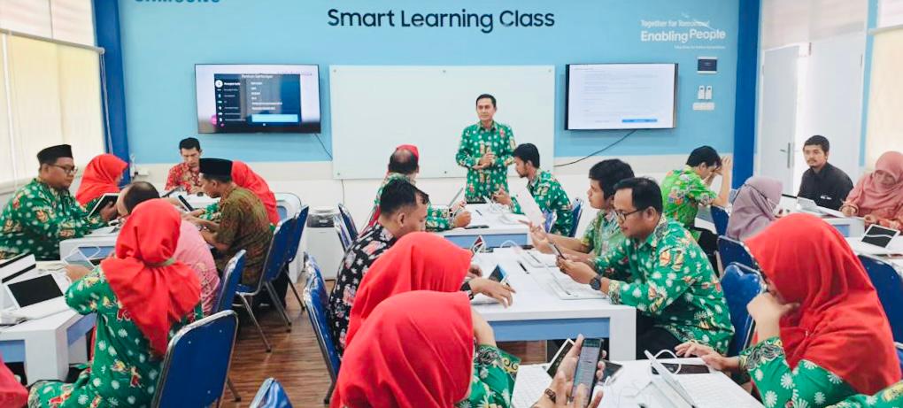 Para guru madrasah mendapat pelatihan Program Samsung Smart Learning Class.
