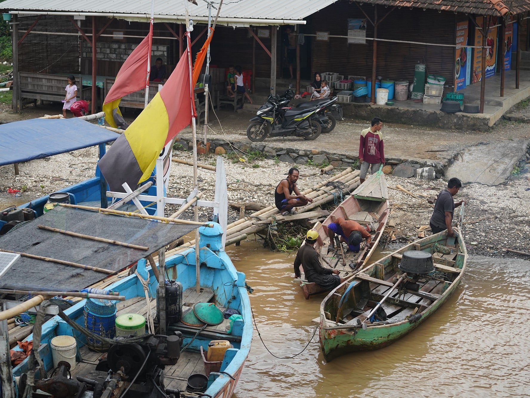 Nelayan beraktivitas di tepian Sungai Serang, Jepara, Jawa Tengah, Kamis (26/1/2023). 