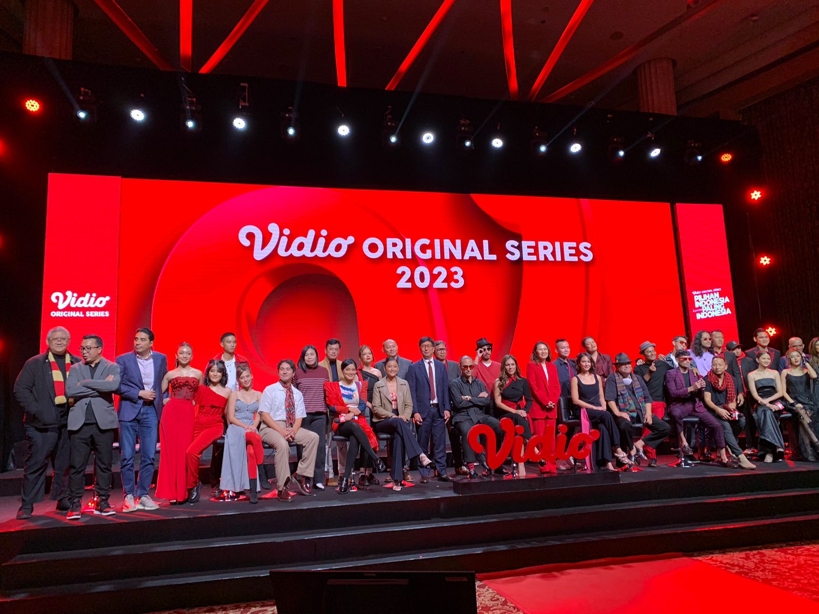 Para pemeran di judul-judul serial orisinal Vidio, di Jakarta, Rabu (25/1).