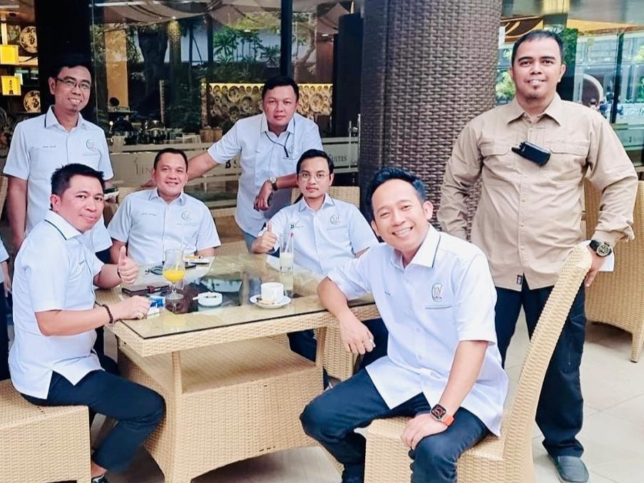 Mardiansyah (duduk kiri) bersama pimpinan lain Rampai Nusantara.
