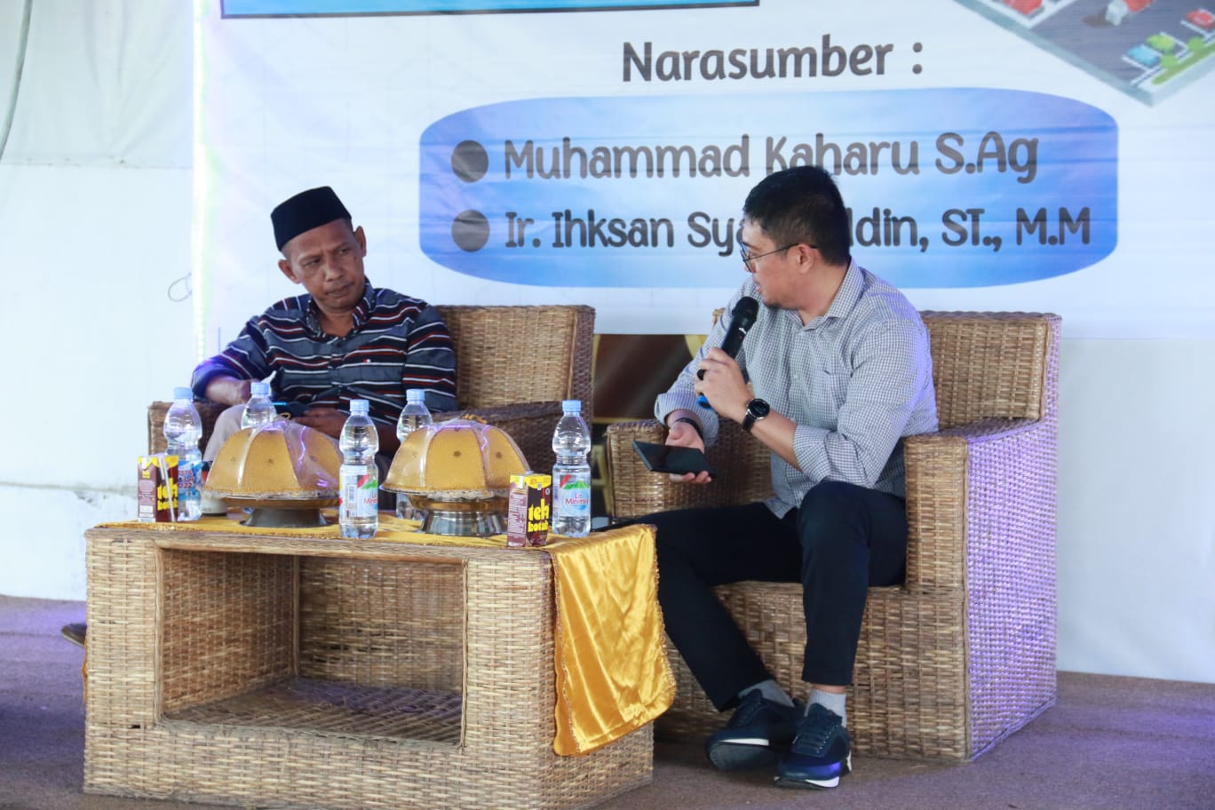 Ketua PKC PMII Sulawesi Tengah Muhammad Rizal (kiri) pada dialog publik 