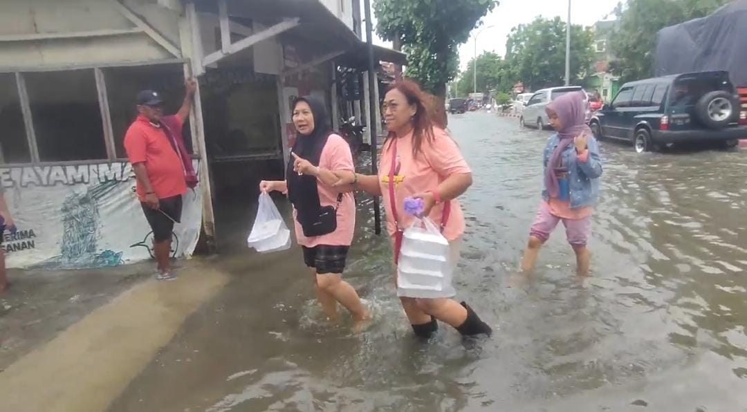 Relawan mak ganjar Jateng terabas banjir menyalurkan bantuan makanan bagi korban banjir di Kelurahan Genuk Sari, Kec. Genuk, Kota Semarang, 