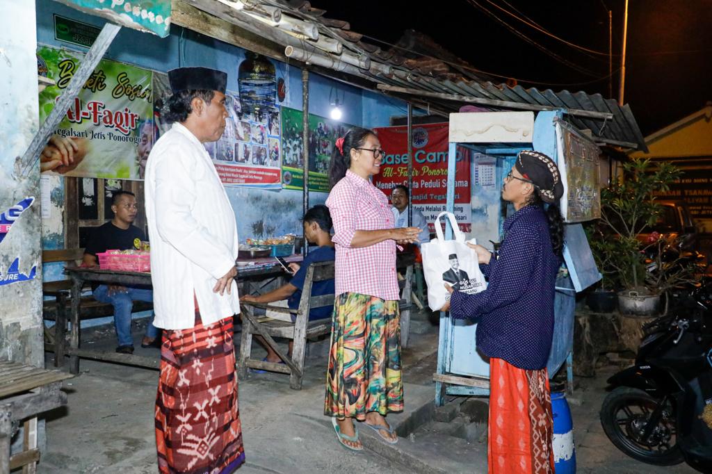 Usai gelar doa bersama, Gus-gus Nusantara membagikan bahan pokok kepada masyarakat secara langsung, baik itu kepada pedagang hingga masyarak