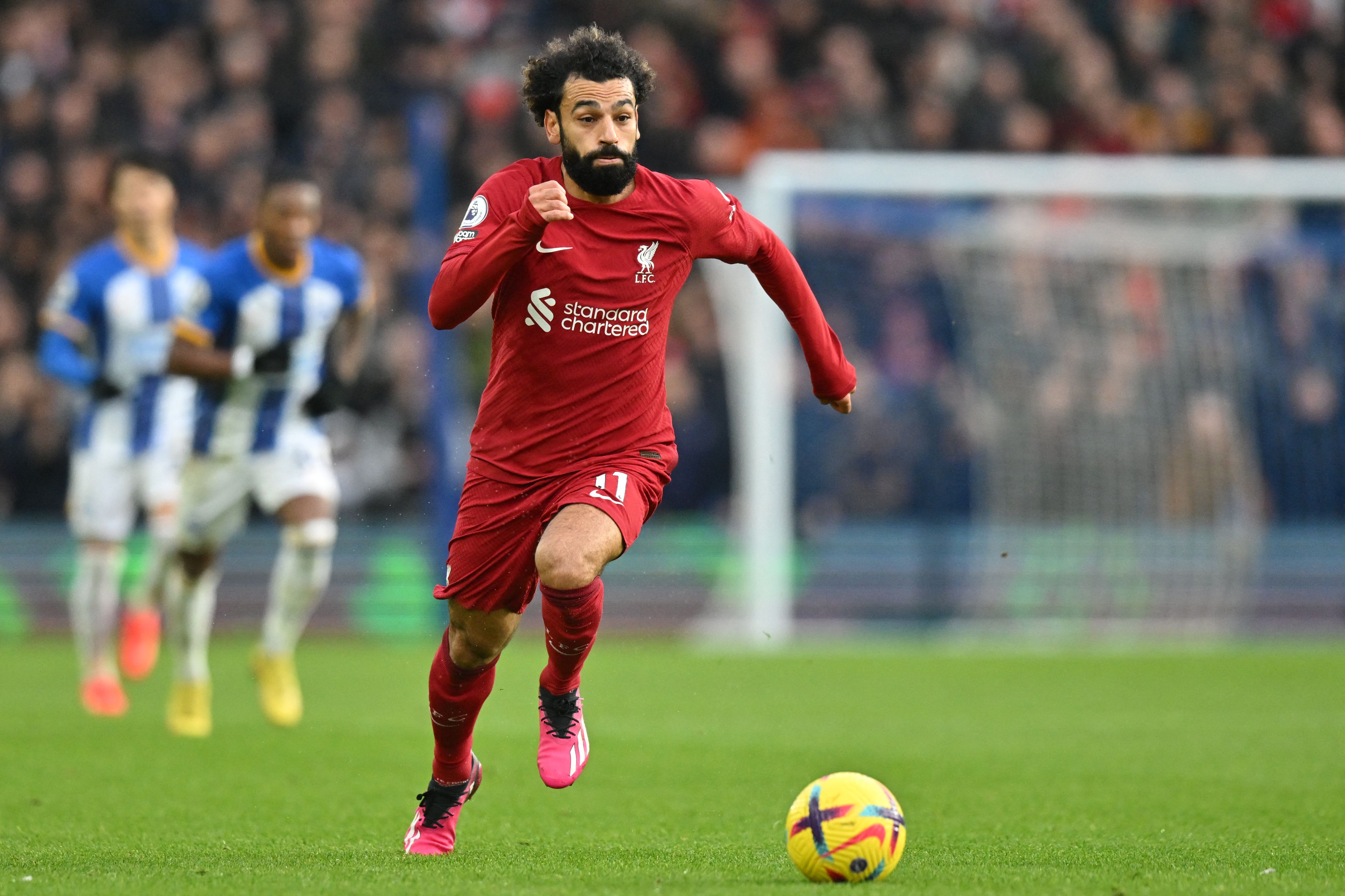 Striker Liverpool, Mohamed Salah menggiring bola saat menghadapi Brighton & Hove Albion, Sabtu (14/1). Liverpool kalah 0-3.