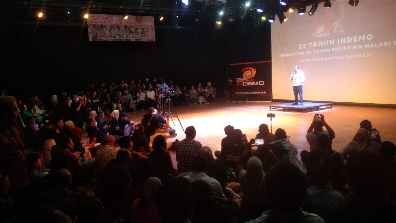 Dr Rizal Ramli, tokoh aktivis mahasiswa 78 dan beberapa kali masuk dalam pemerintahan, menjadi pembicara di peringatan 49 tahun Malari, di T