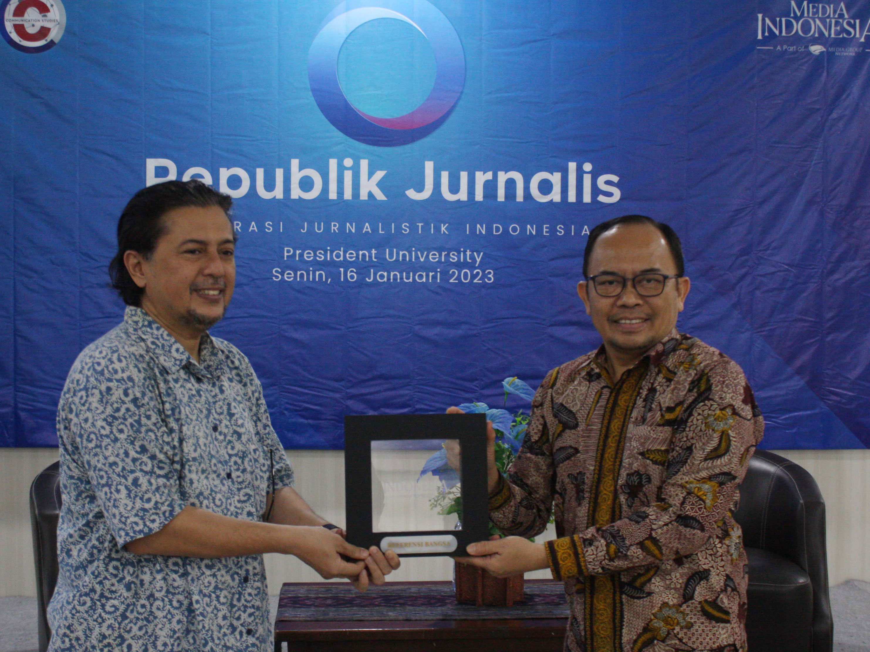 Direktur Pemberitaan Media Indonesia Ade Alawi (kanan) menyerahkan kenang-kenangan kepada M Raudy Gathmyr 