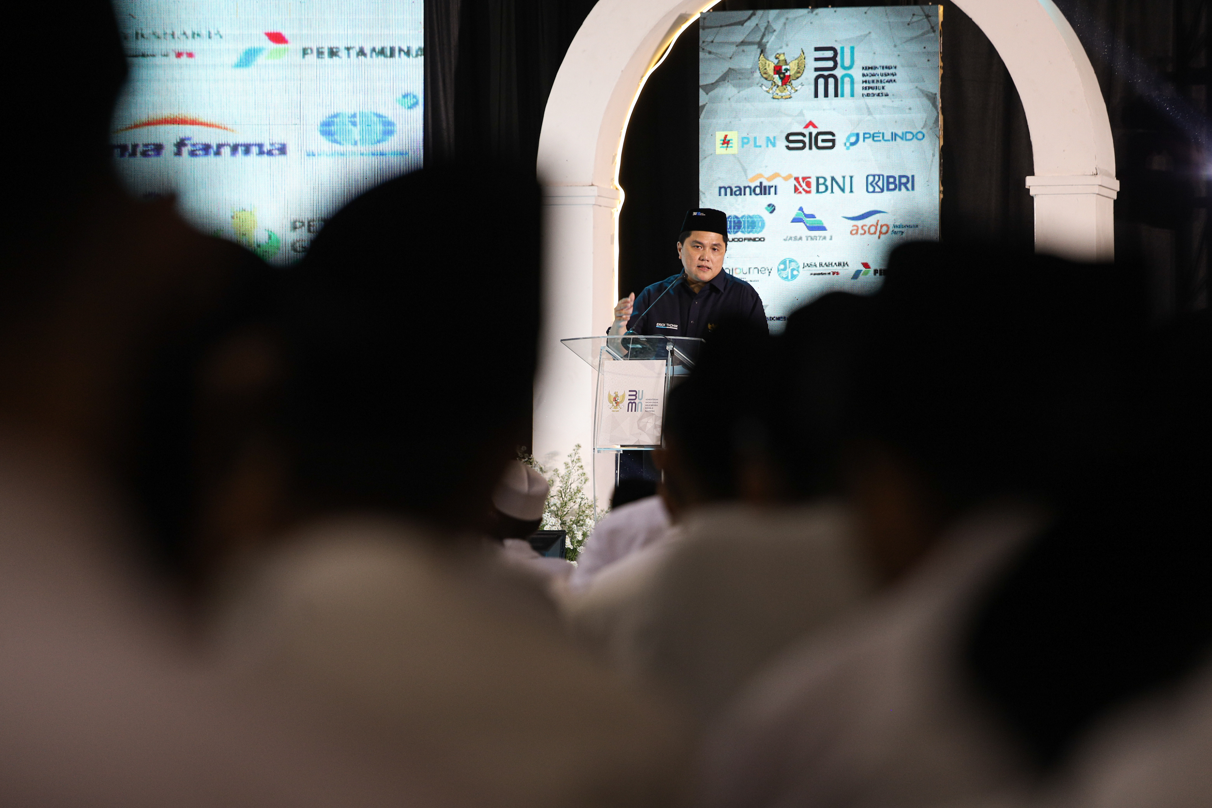 Menteri BUMN Erick Thohir menyampaikan sambutan saat berkunjung ke Pondok Pesantren Qomaruddin, Gresik, Jawa Timur.