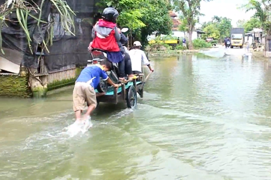 Banjir di jalan alternatif Pati-Kudus.