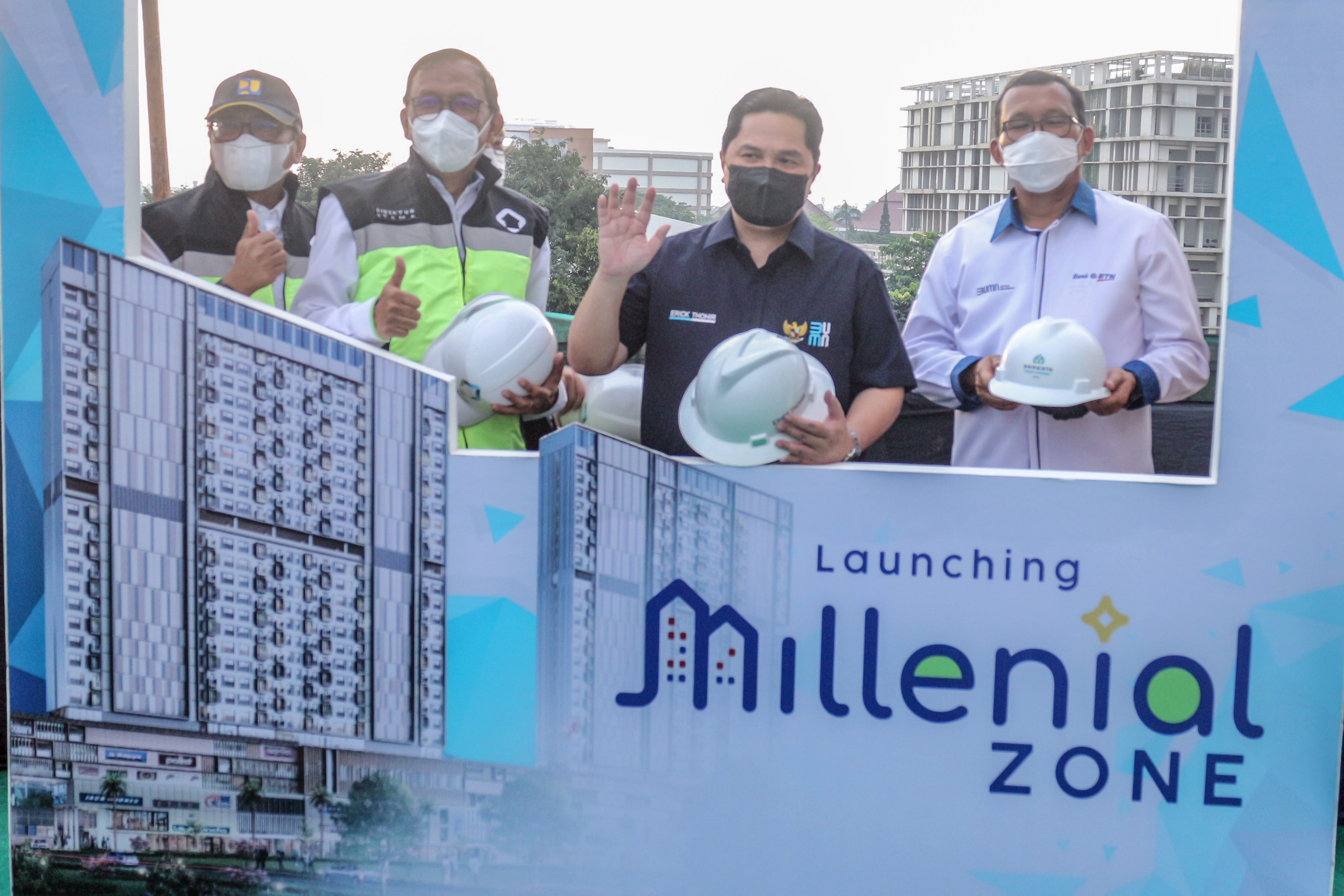 Menteri BUMN Erick Thohir (dua dari kanan) saat peluncuran hunian milenial terintegrasi transportasi di Depok, Jawa Barat.