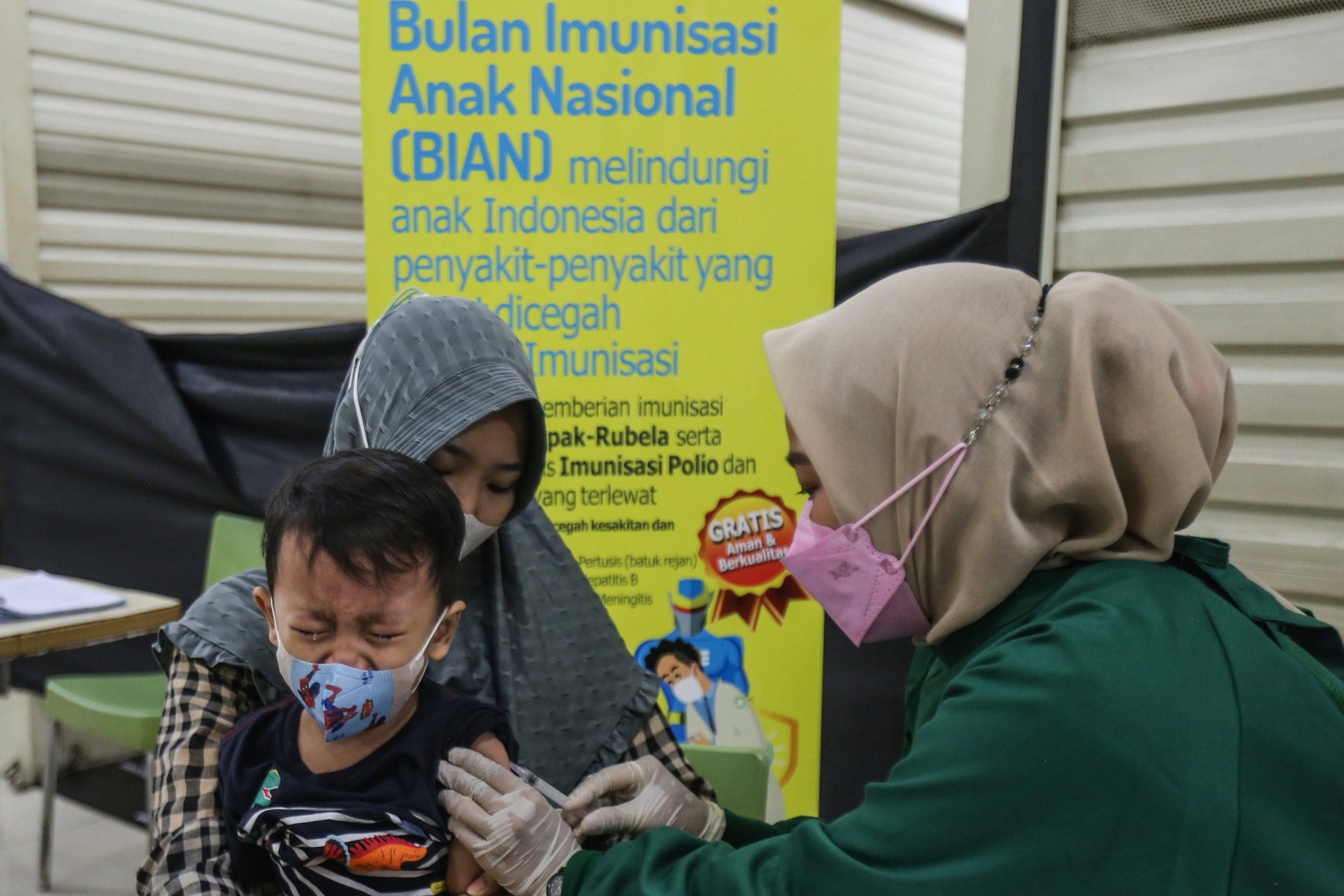 Petugas medis menyuntikan imunisasi campak rubella kepada anak di salah satu Pusat Perbelanjaan, Jakarta, Minggu (4/9/2022)