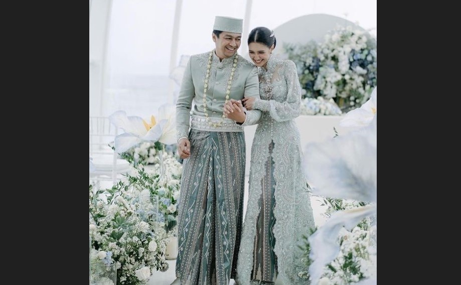 Pasangan selebritas Deva Mahendra dan Mikha Tambayong