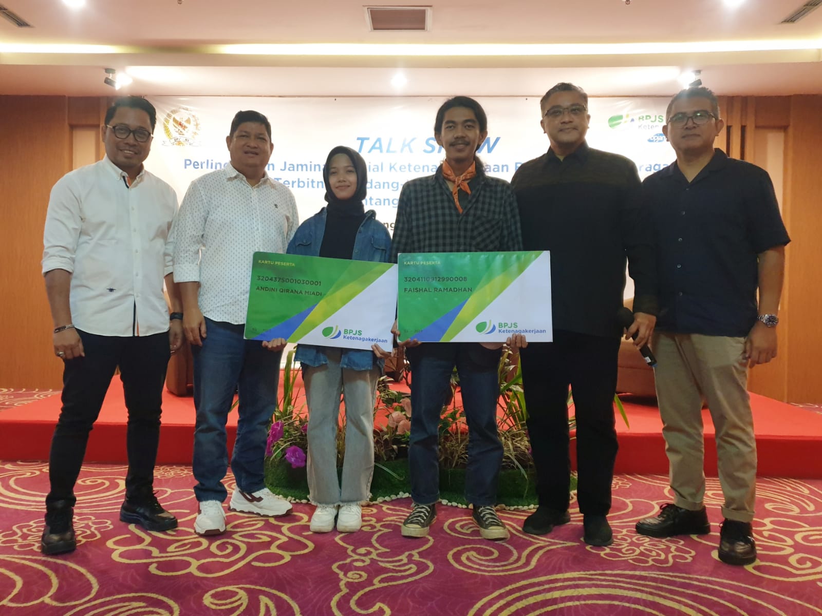 Wakil Ketua Komisi X DPR RI Dede Yusuf serta Direktur Kepesertaan BPJS Ketenagakerjaan Zainudin bersama atlet penerima manfaat BPJS-TK