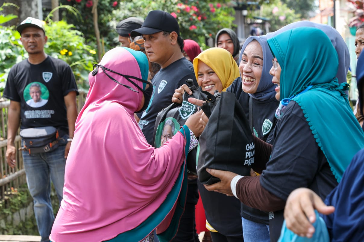 Komunitas Warteg Jabar gelar aksi sosial bagikan sembako di Cirebon,  Minggu