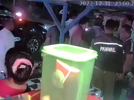 Ujang Nandang Suhendar alias Ujang Bendo mendorong Bupati Pangandaran Jeje Wiradinata saat melakukan sidak di Blok Astana Budha Pamugaran.