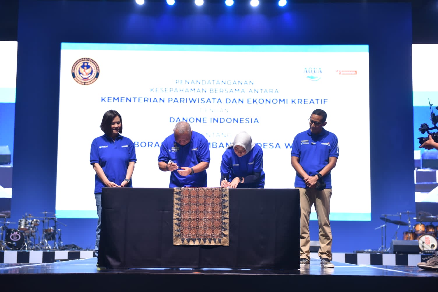 Acara penandatangan kerja sama Danone Indonesia dan Kemenparekraf untuk mendukung pengembangan desa wisata di tujuh provinsi di Indonesia.