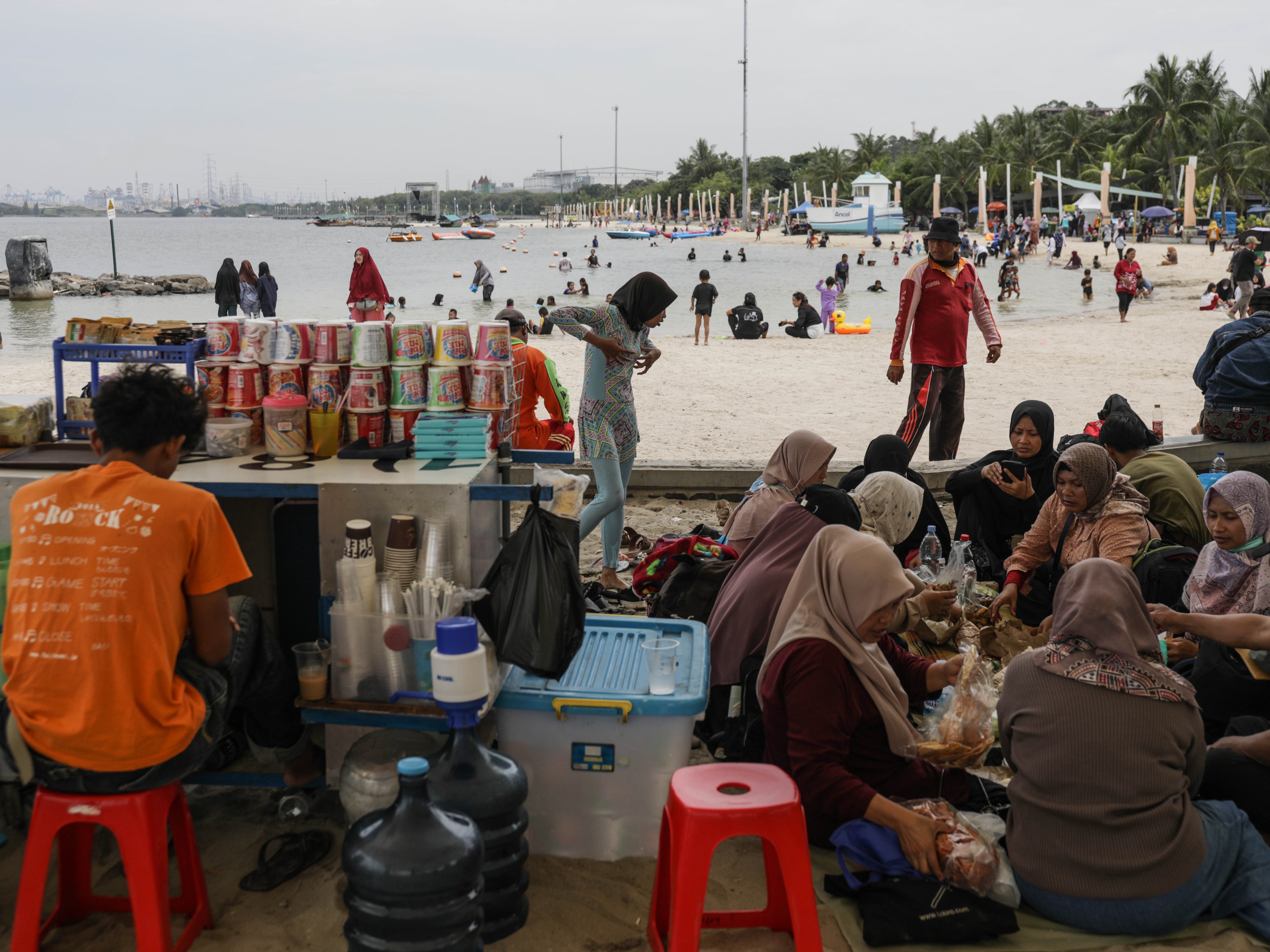 Wisatawan mengunjungi pantai wisata Ancol, Jakarta Utara, Rabu (28/12/2022).
