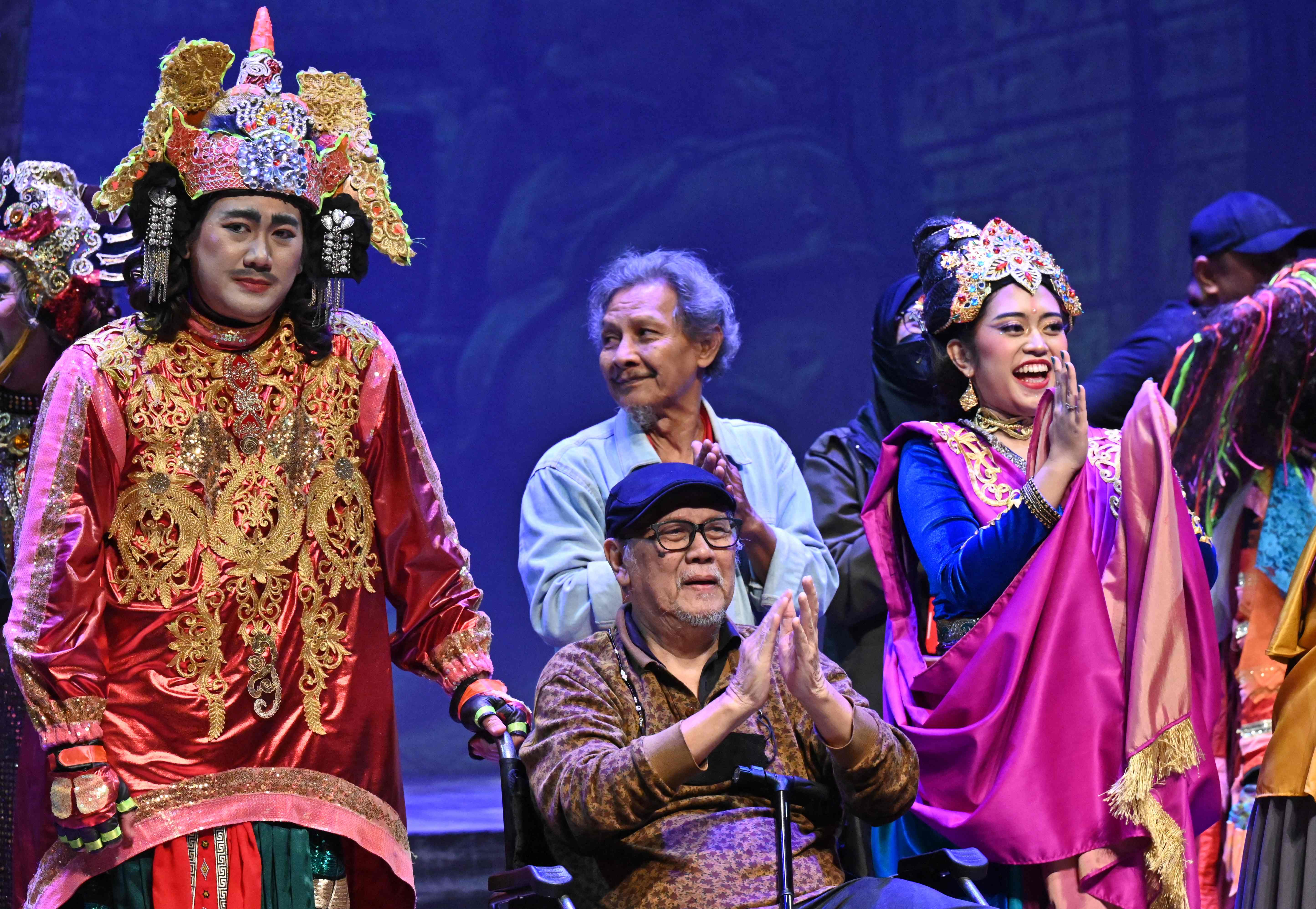 Pendiri Teater Koma Nano Riantiarno (tengah) 